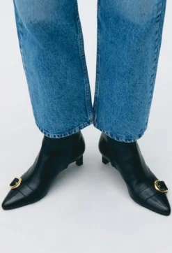 Bottines cuir boucle dorée