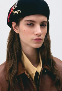 Béret lainage broche métallique