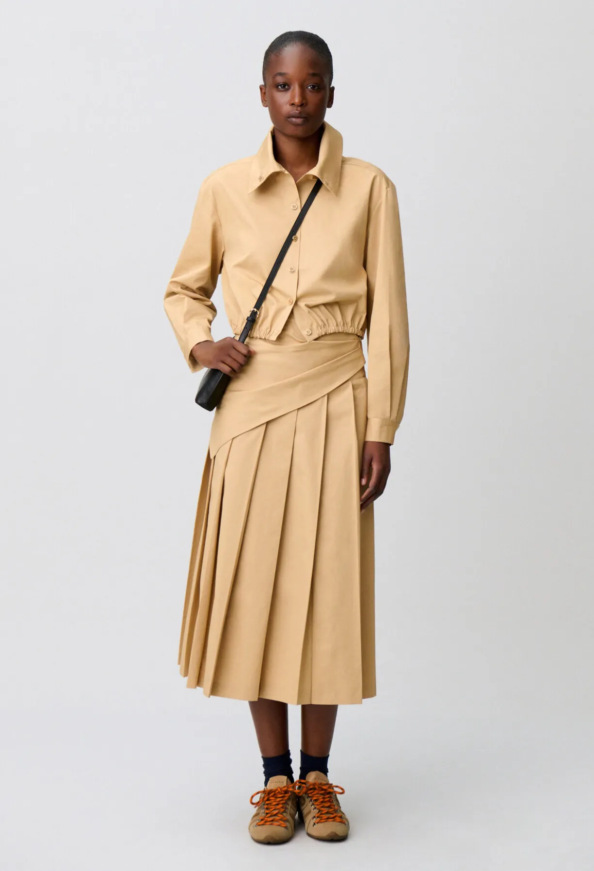 Chemise cropped col montant