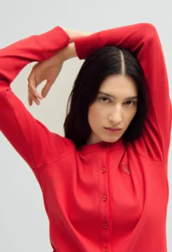 Gilet rouge en coton à cœur dentelle