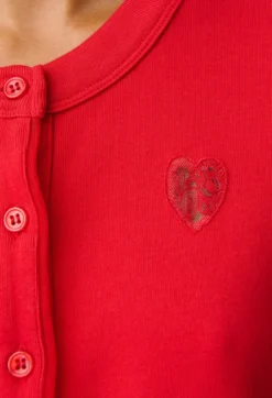 Gilet rouge en coton à cœur dentelle