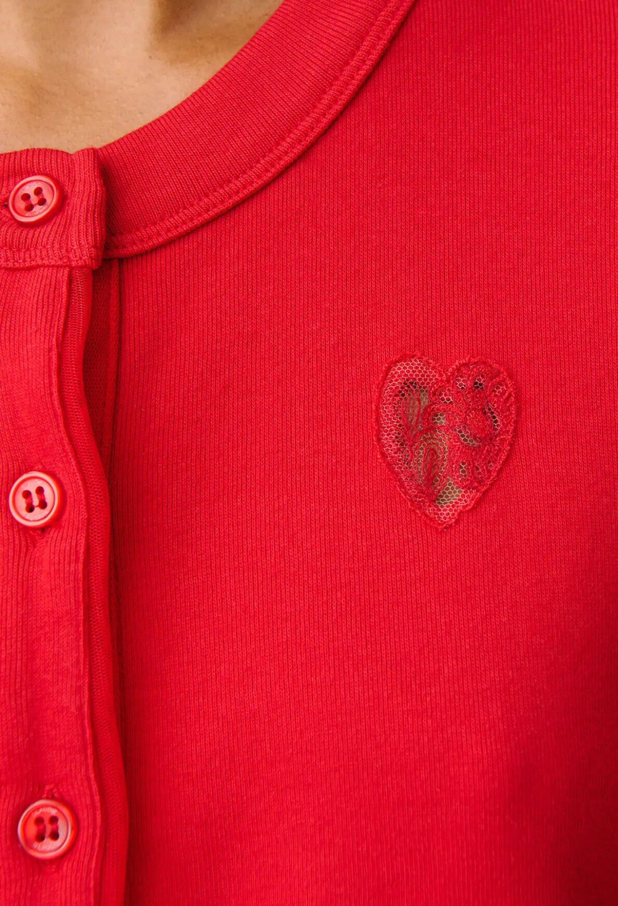 Gilet rouge en coton à cœur dentelle