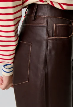 Pantalon droit cuir bouton doré
