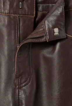 Pantalon droit cuir bouton doré