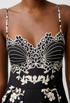 Robe bretelles broderies florales