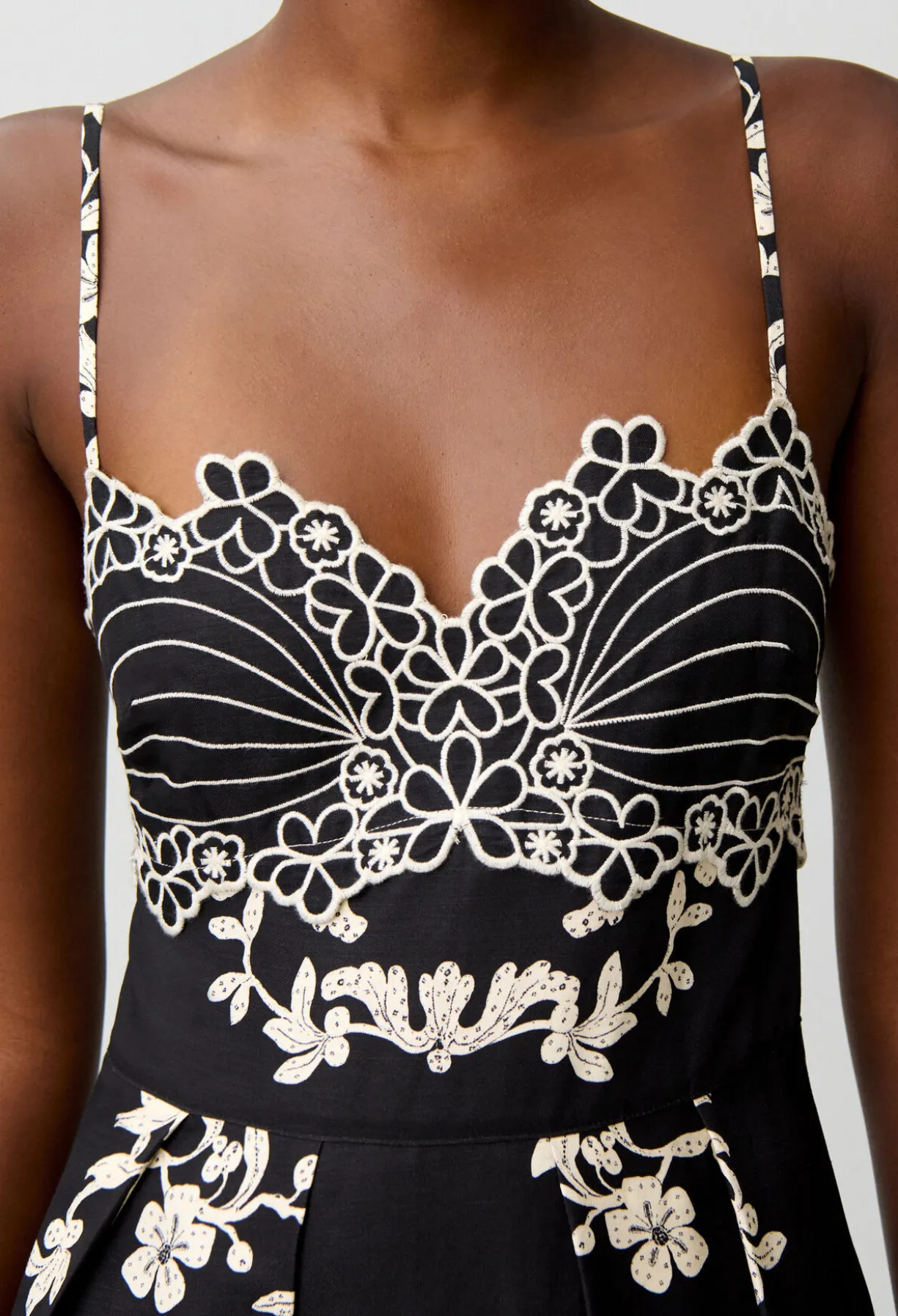 Robe bretelles broderies florales
