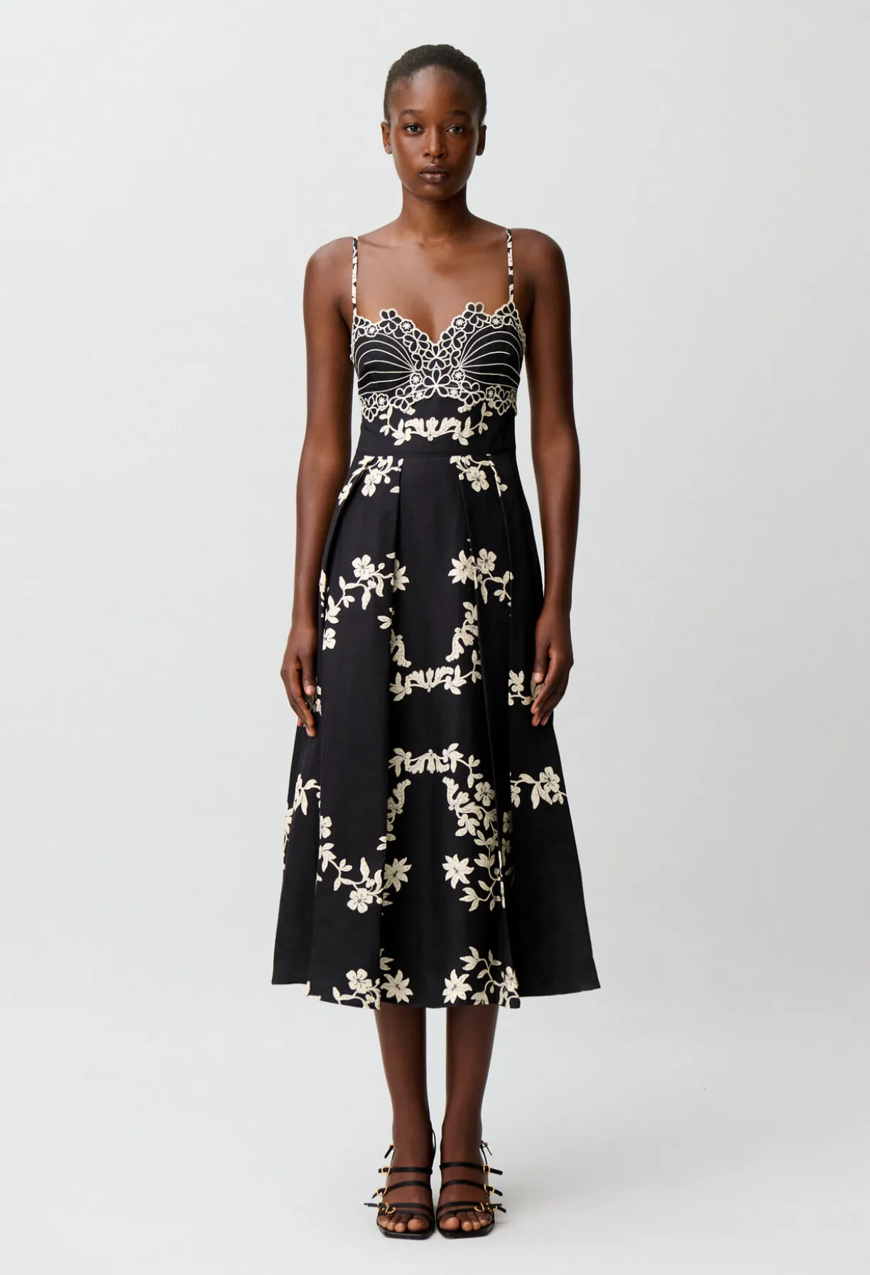 Robe bretelles broderies florales