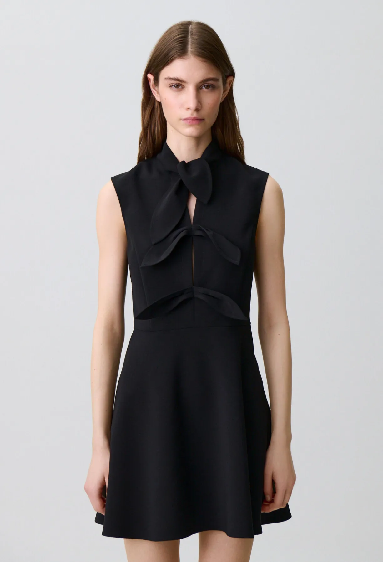 Robe courte col à nœud