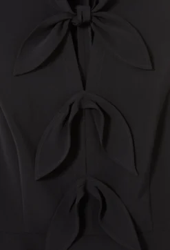 Robe courte col à nœud