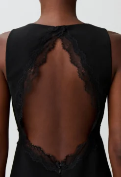 Robe dos nu dentelle