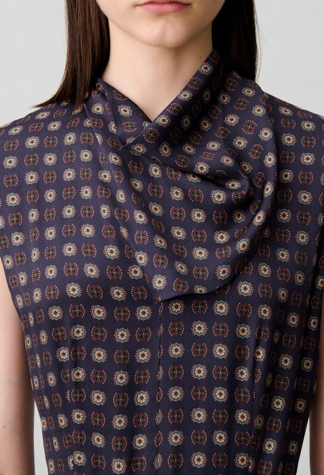Robe fluide col foulard