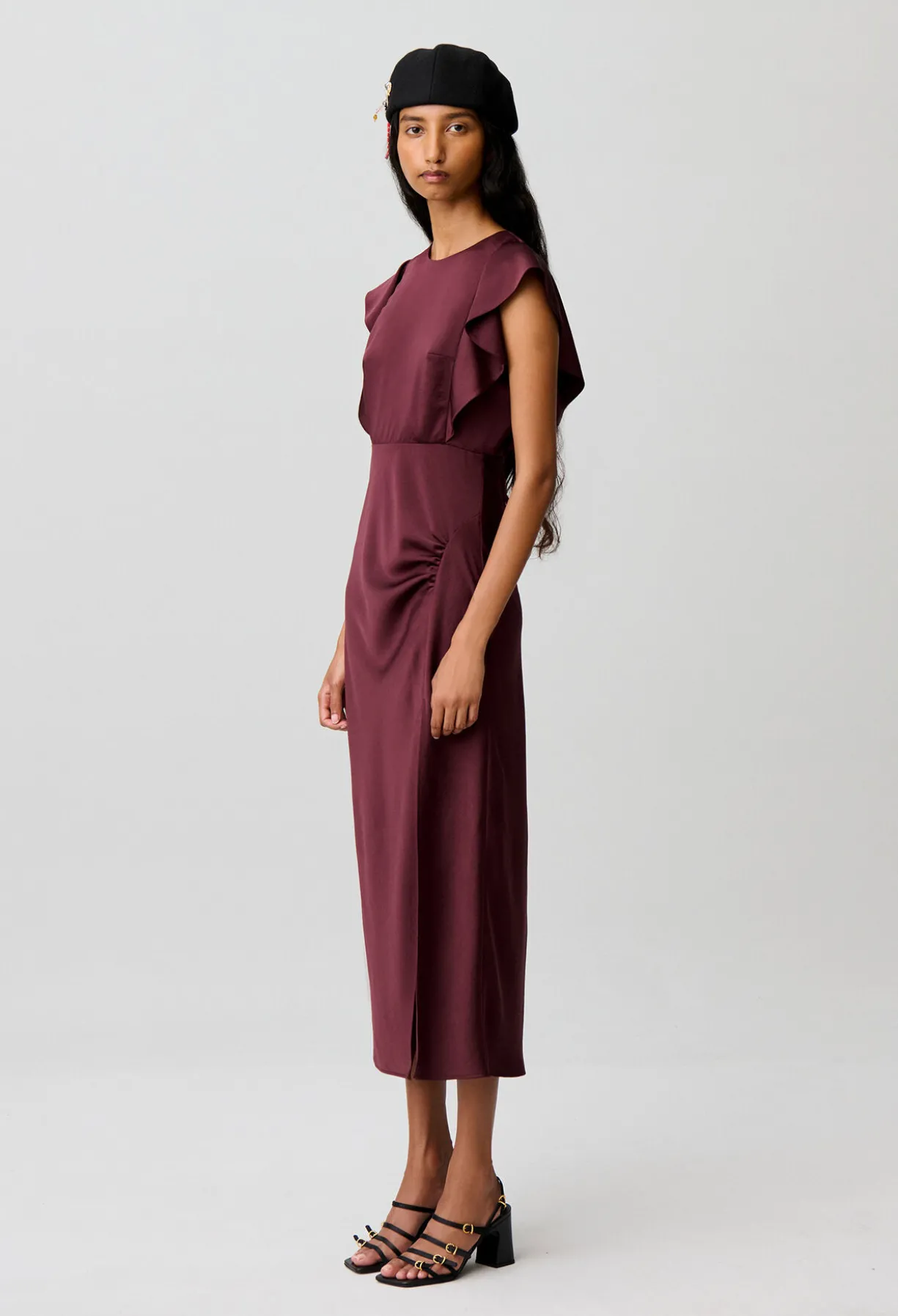 Robe longue satinée fendue