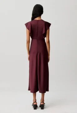 Robe longue satinée fendue