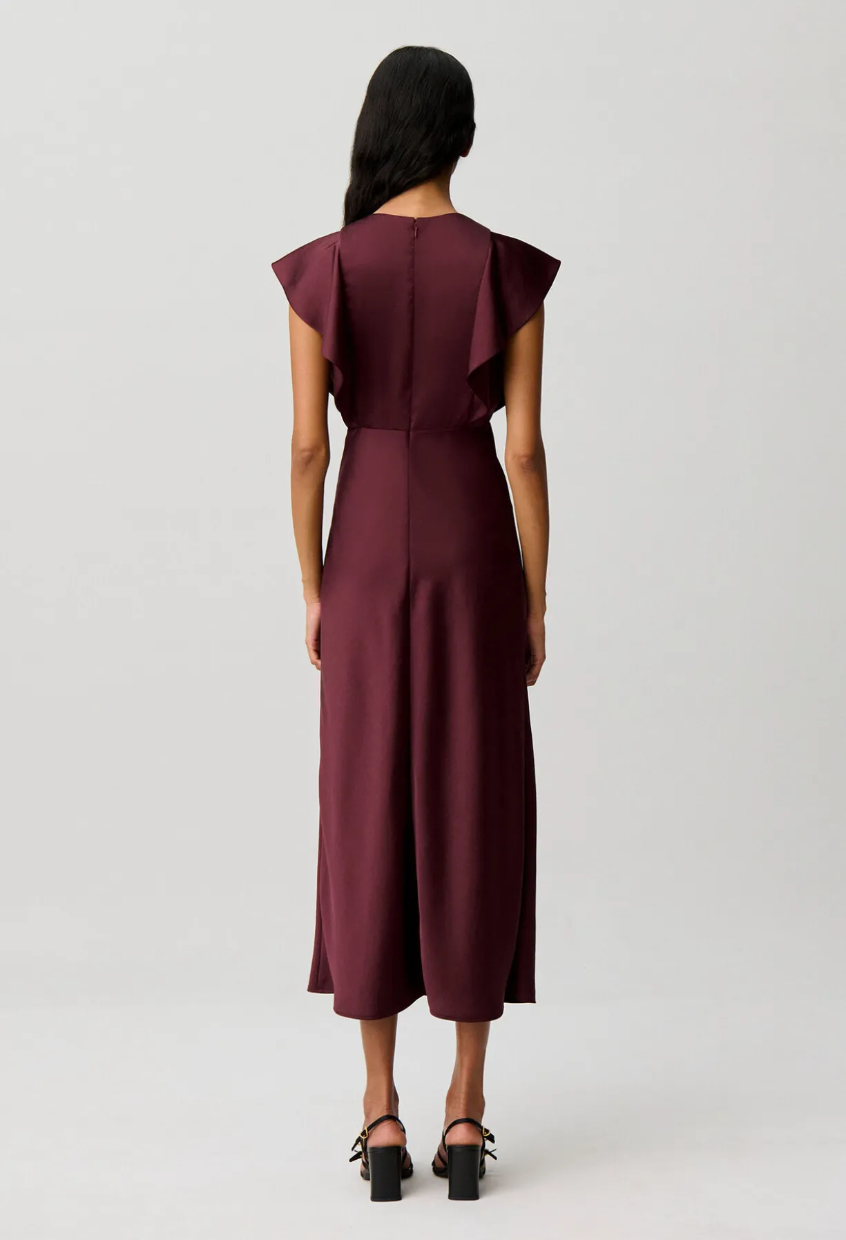Robe longue satinée fendue