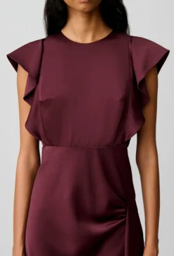 Robe longue satinée fendue