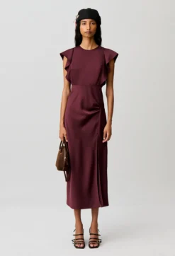Robe longue satinée fendue
