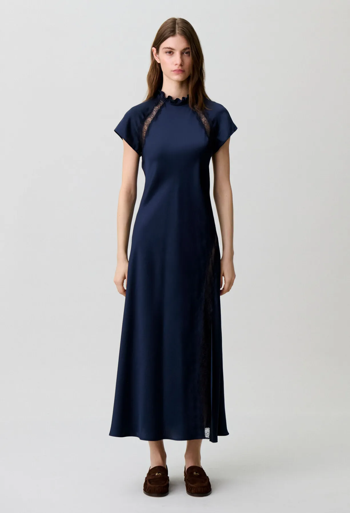 Robe satinée col victorien