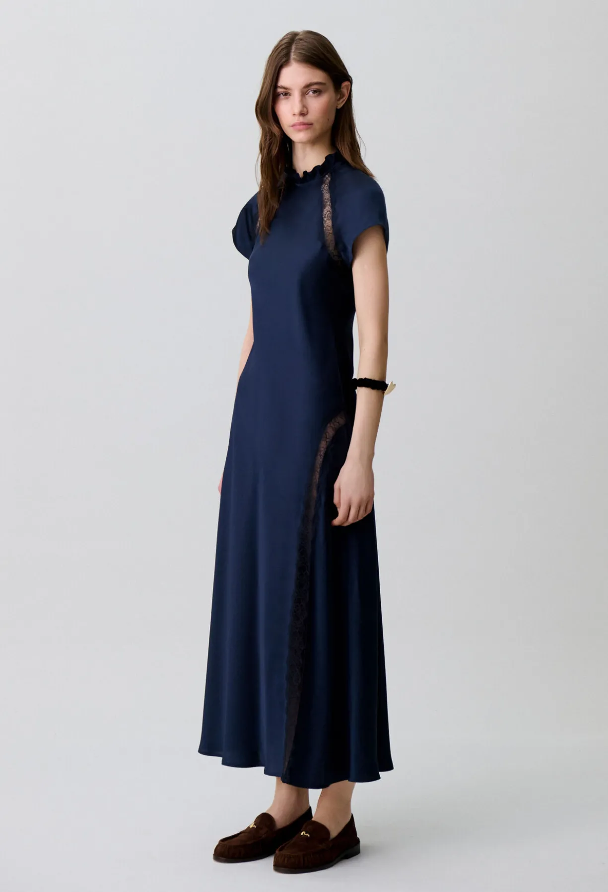 Robe satinée col victorien