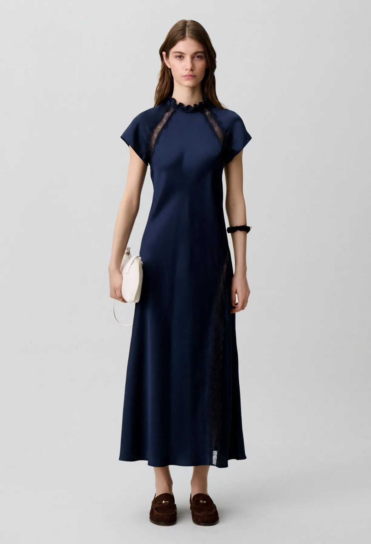 Robe satinée col victorien