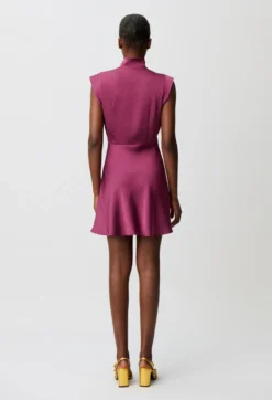 Robe satinée col volant