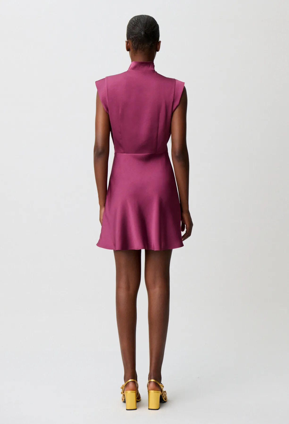 Robe satinée col volant