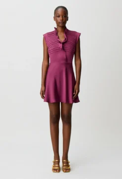 Robe satinée col volant