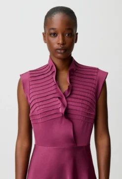 Robe satinée col volant