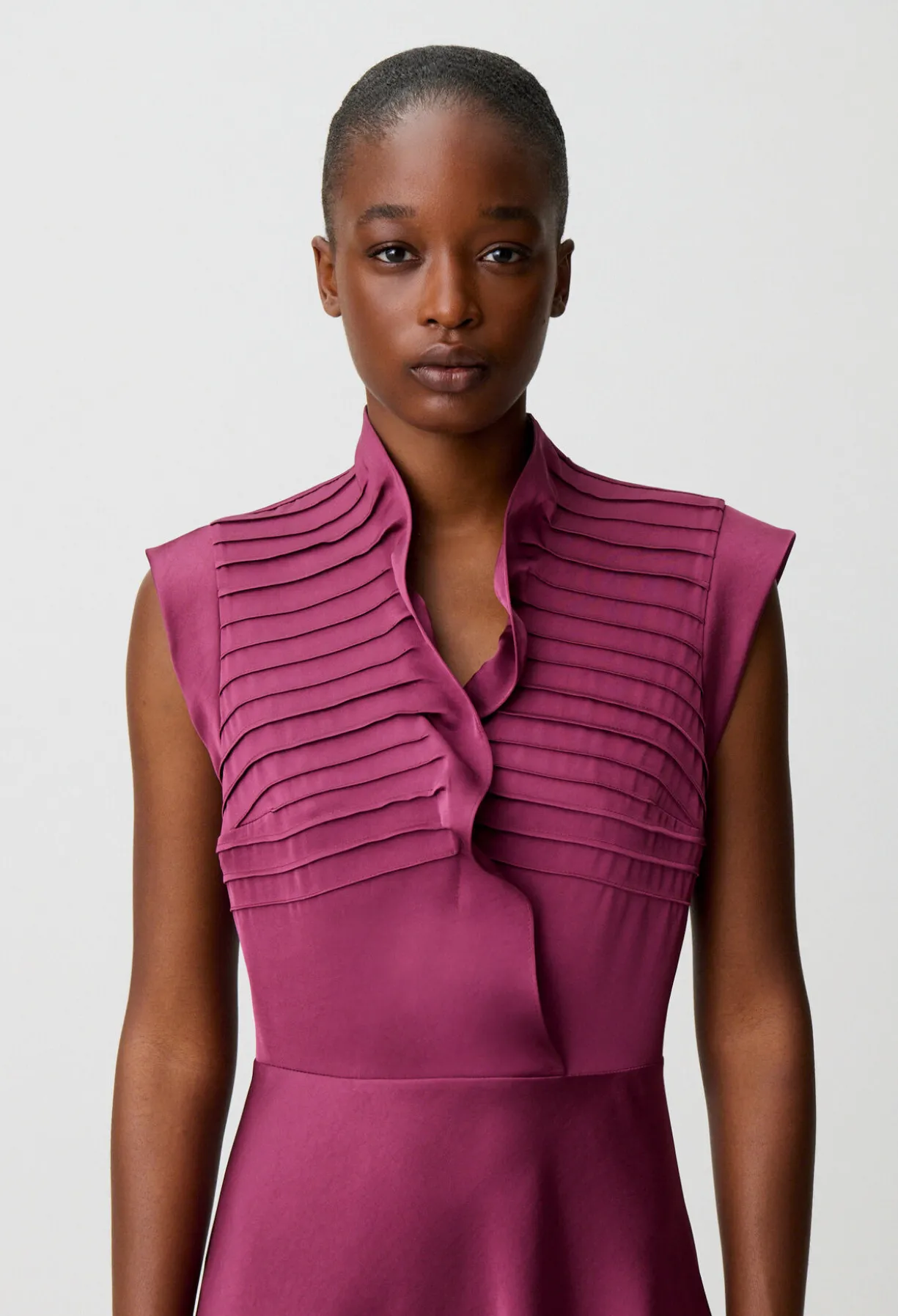 Robe satinée col volant