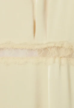 Robe satinée dentelle dos nu