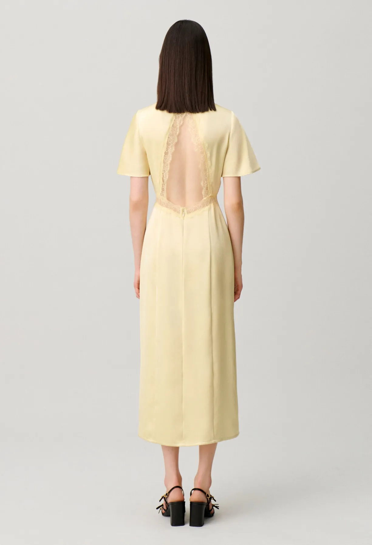 Robe satinée dentelle dos nu