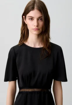 Robe satinée dentelle dos nu