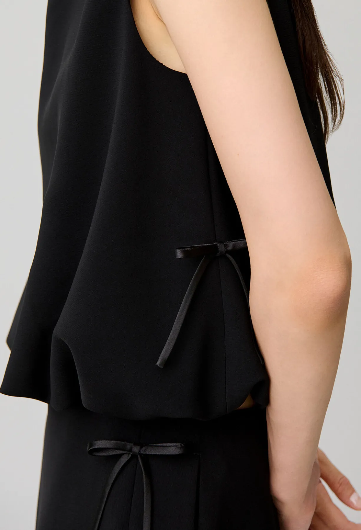 Top blousant col rond nœuds satin